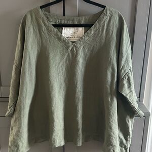 notPERFECTLINEN Old London V-Neck top in sage